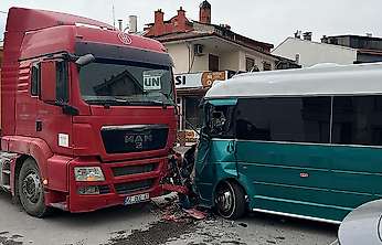 Konya'da can pazarı! Hafriyat yüklü kamyon ile minibüs çarpıştı