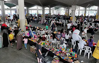 Konya'da çocuklar kendi tezgahını kurdu: 300 stantlık oyuncak pazarı