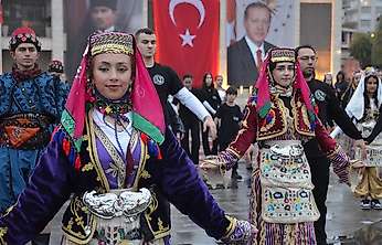 Konya'da Cumhuriyet'in 103. yılına özel 103 kişilik Harmandalı gösterisi!