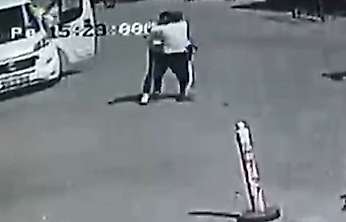 Konya'da dehşet anları kamerada: Silah ateş almayınca bıçaklandı