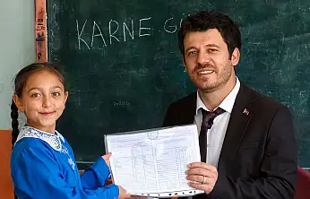 Konya'da duygulandıran tablo: Okulun tek öğrencisi karnesini aldı!