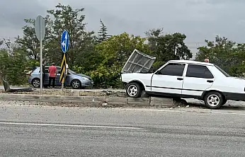 Konya'da iki otomobil kavşakta birbirine girdi