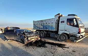 Konya'da kamyon otomobille çarpıştı