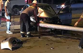 Konya'da kontrolden çıkan otomobil direğe çarptı