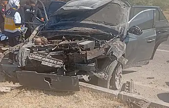 Konya'da korkutan kaza! Otomobil refüje çarptı