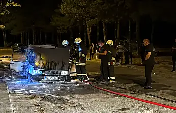Konya'da park halindeki otomobil alev aldı