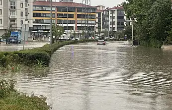 Konya'da sağanak yolları göle çevirdi