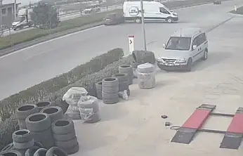 Konya'da şaşırtan kaza: Minibüs geri geri yola kaydı