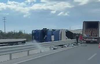 Konya'da tır refüje daldı! Tonlarca yük yola saçıldı