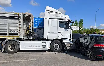 Konya'da tırla çarpışan otomobilin sürücüsü araçta sıkıştı