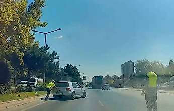 Konya'da trafik polisinin örnek davranışı takdir topladı