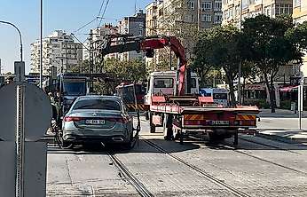 Konya'da tramvay seferini durduran kaza! Otomobil kendini kilitledi