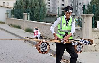 Konya'da yaptığı ahşap uçak onu kokpite taşıdı
