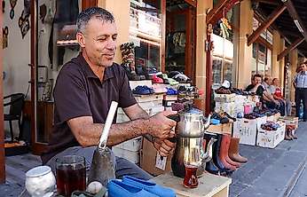 Konya'da zili duyan esnaf çay molasında buluşuyor
