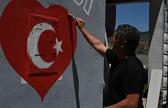 Konya'daki muhtarın ay yıldız sevdası! Her eve çiziyor