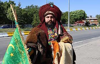 Konya'dan Ahlat'a cumhurbaşkanı için gitti: Kıyafeti ilgi odağı oldu