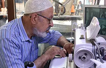 Konya'nın 53 yıllık elbise doktoru baba mesleğini devam ettiriyor