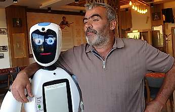 Konya'nın ürettiği insansı robot Erzurum'da dikkatleri üzerine çekti