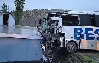 Konya plakalı tır, yolcu otobüsüyle çarpıştı: 1 ölü, 14 yaralı