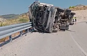 Konya yolunda devrilen tır yürekleri ağza getirdi