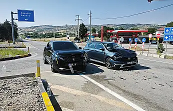 Konya yolunda kavşak kazası: İki otomobil çarpıştı