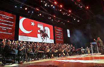 Selçuklu'da renkli akşam: Zafer Bayramı coşkusu müziğe yansıdı