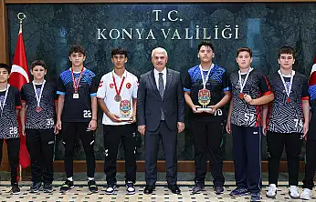Vali Akın, şampiyon  güreş takımını makamında ağırladı