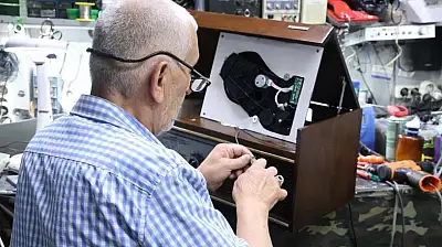 Konya'da 50 yıldır eski radyolara hayat veriyor