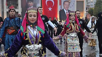 Konya'da Cumhuriyet'in 103. yılına özel 103 kişilik Harmandalı gösterisi!