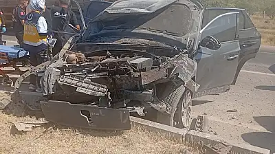 Konya'da korkutan kaza! Otomobil refüje çarptı