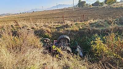 Konya'da korkutan kaza! Traktör yol kenarına devrildi