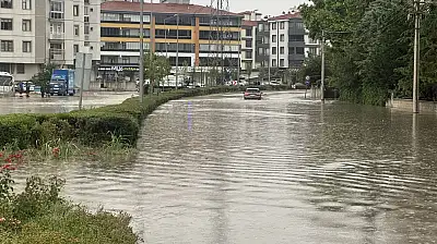 Konya'da sağanak yolları göle çevirdi