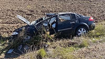 Konya'da taklalar atan otomobil tarlaya savruldu