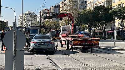 Konya'da tramvay seferini durduran kaza! Otomobil kendini kilitledi