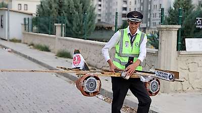 Konya'da yaptığı ahşap uçak onu kokpite taşıdı