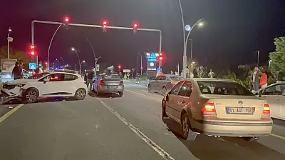 Niğde-Konya yolu üzerinde 5 araç birbirine girdi