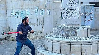 İsrailli vekil Filistinlilere ait anıtı balyozla yıktı!