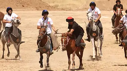 Konya Karatepe Atlı Binicilik Kulübü Van'da yarıştı
