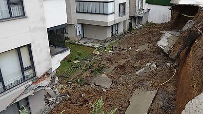 Trabzon'da sel felaketi: Araçlar sulara gömüldü binalar boşaltıldı