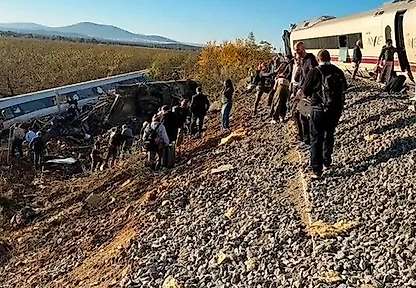 İspanya'da iki hızlı tren çarpıştı: Hayatını kaybedenlerin sayısı yükseliyor
