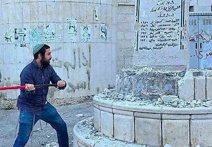 İsrailli vekil Filistinlilere ait anıtı balyozla yıktı!