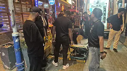 Barlar Sokağı'nda bıçaklı dehşet: Hastaneye kaldırıldı