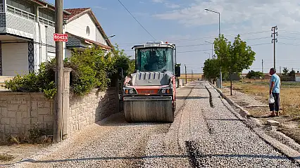 Cihanbeyli'de asfalt serim çalışmaları sürüyor