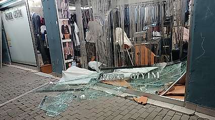Direksiyon hakimiyetini kaybedip dükkana girdi, ardından firar etti