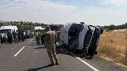 Diyarbakır'da feci kaza: Minibüs devrildi, 5 kişi hayatını kaybetti