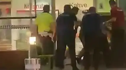 Havalimanında hareketli anlar: Bıçaklı saldırgan 4 polisi yaraladı
