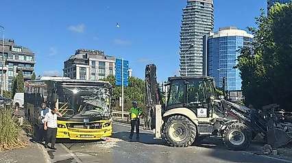 İstanbul'da korkutan çarpışma: Özel halk otobüsü iş makinesine çarptı