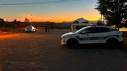 Kaçmak için minibüsü polisin üzerine sürdü: 1 ölü, 1'i polis 2 yaralı
