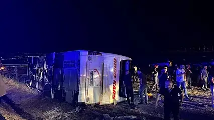 Kırıkkale'de yolcu otobüsü şarampole devrildi: 40 yaralı