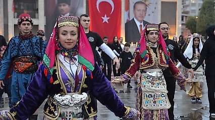 Konya'da Cumhuriyet'in 103. yılına özel 103 kişilik Harmandalı gösterisi!